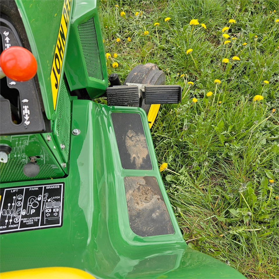 Tractor municipal John Deere 318: foto 8