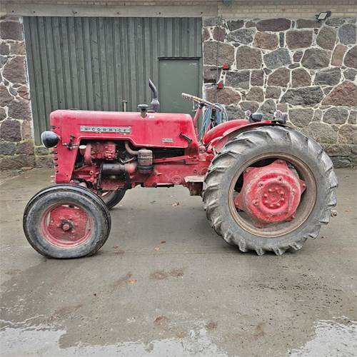 McCORMICK D-324 Standard - Tractor: foto 3 McCORMICK D-324 Standard - Tractor: foto 3