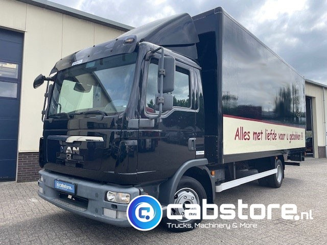 MAN TGL 8.180 4X2 BB Euro 5 - Handgeschakelde versnellingsbak - Laadklep - Bouwjaar 2010 - 3 zitplaatsen - Camión caja cerrada: foto 1 MAN TGL 8.180 4X2 BB Euro 5 - Handgeschakelde versnellingsbak - Laadklep - Bouwjaar 2010 - 3 zitplaatsen - Camión caja cerrada: foto 1