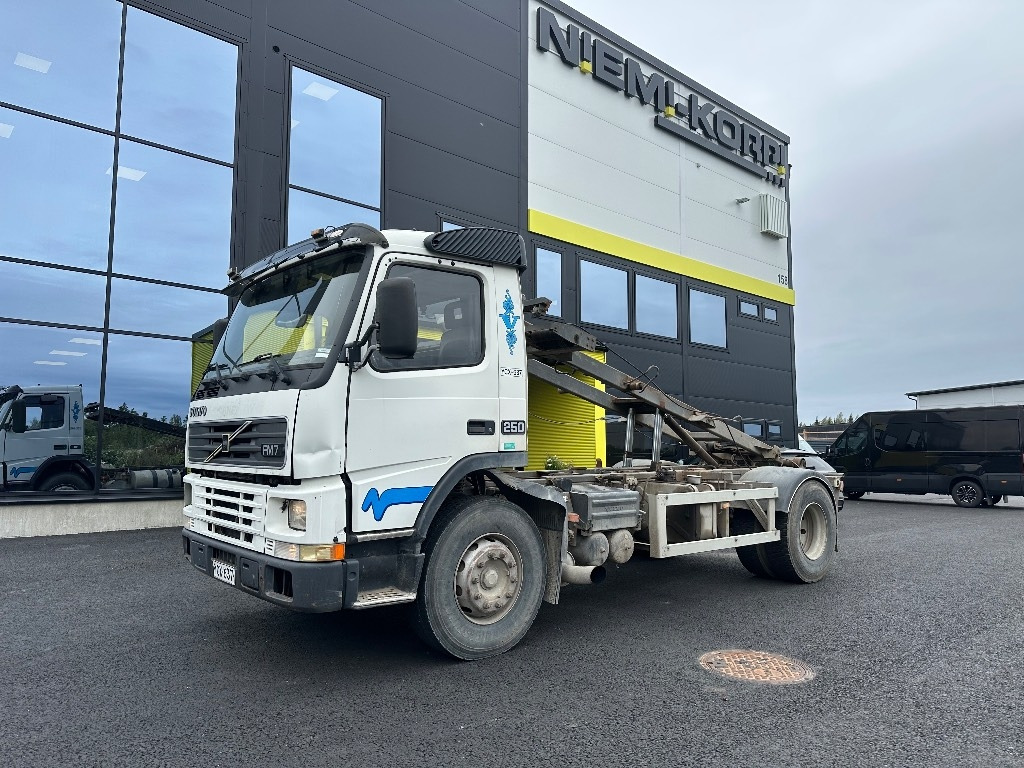 Volvo FM7 4x2 vaijerilaitteilla - Camión portacontenedor de cadenas: foto 1 Volvo FM7 4x2 vaijerilaitteilla - Camión portacontenedor de cadenas: foto 1