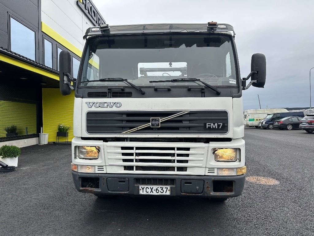 Volvo FM7 4x2 vaijerilaitteilla - Camión portacontenedor de cadenas: foto 2 Volvo FM7 4x2 vaijerilaitteilla - Camión portacontenedor de cadenas: foto 2