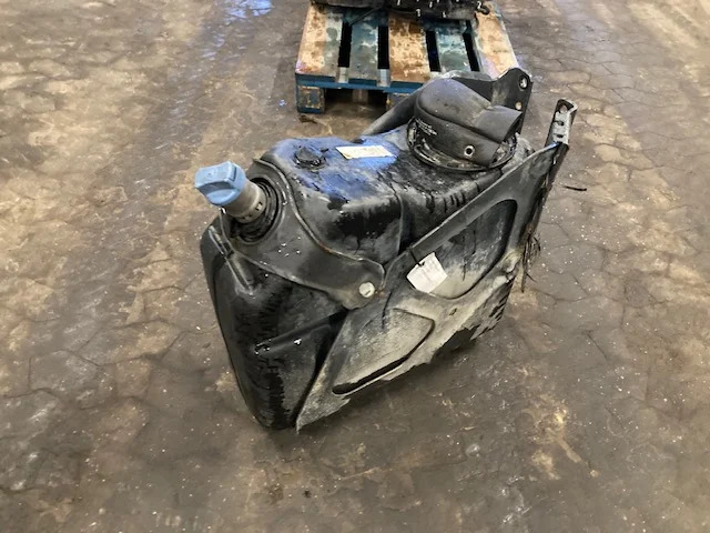 Mercedes A9604701515 – Mercedes adblue tank - Depósito de AdBlue para Camión: foto 2 Mercedes A9604701515 – Mercedes adblue tank - Depósito de AdBlue para Camión: foto 2