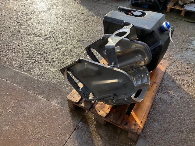 Scania Adblue tankbeslag - Depósito de AdBlue para Camión: foto 1 Scania Adblue tankbeslag - Depósito de AdBlue para Camión: foto 1