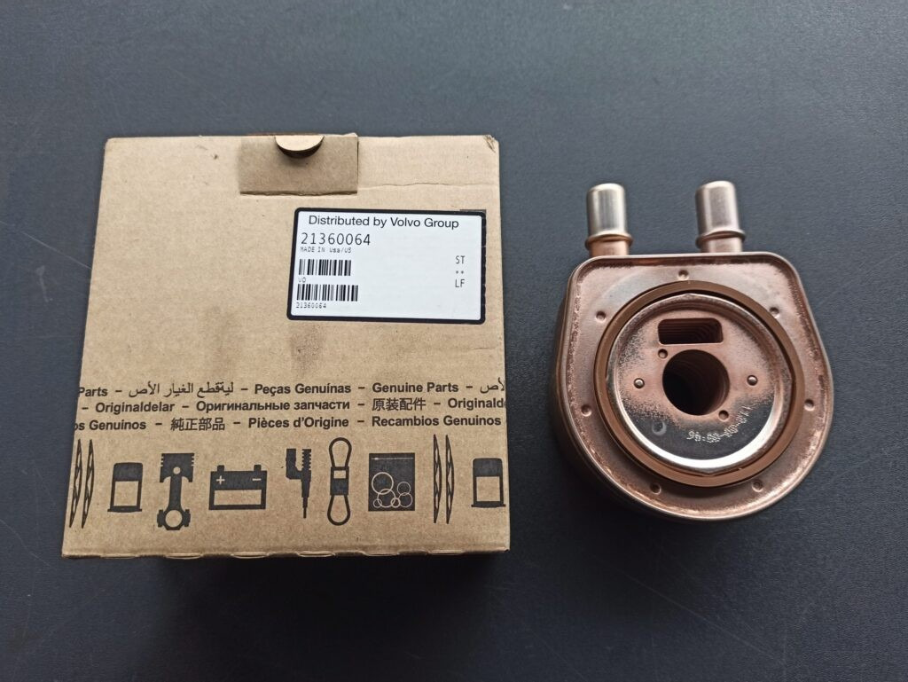 VOLVO OIL COOLER 21360064 - Enfriador de aceite para Camión: foto 2 VOLVO OIL COOLER 21360064 - Enfriador de aceite para Camión: foto 2