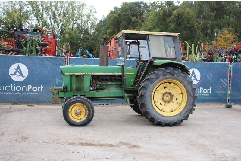 John Deere 3130 - Tractor: foto 1 John Deere 3130 - Tractor: foto 1
