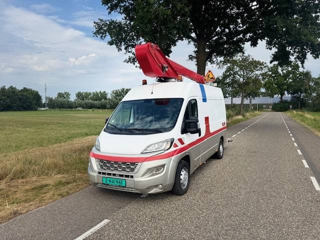 Peugeot Boxer 2.2HDI - Camión con plataforma elevadora: foto 1 Peugeot Boxer 2.2HDI - Camión con plataforma elevadora: foto 1