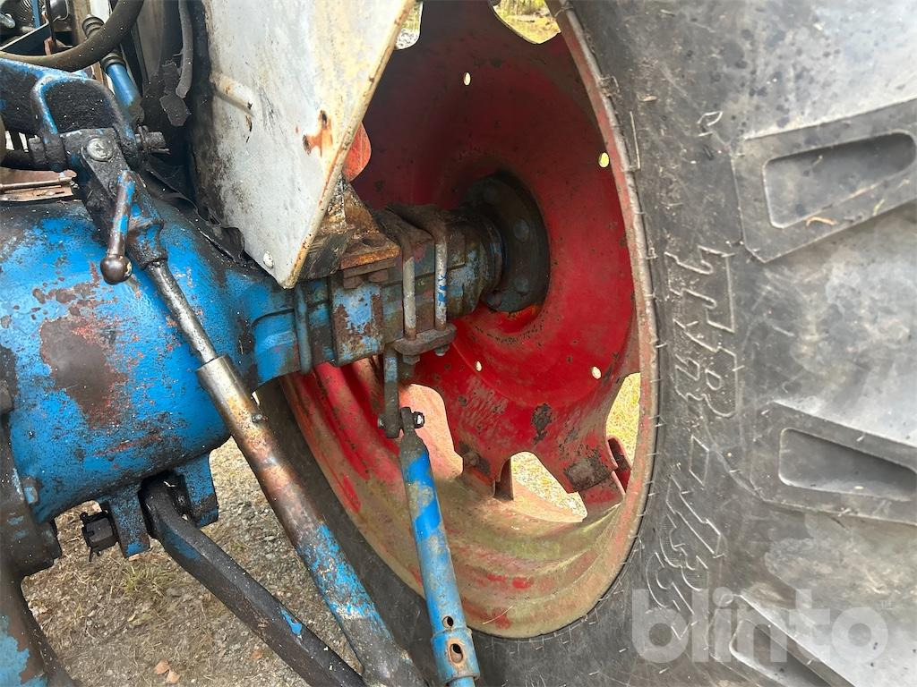 Tractor FORD 4000: foto 40