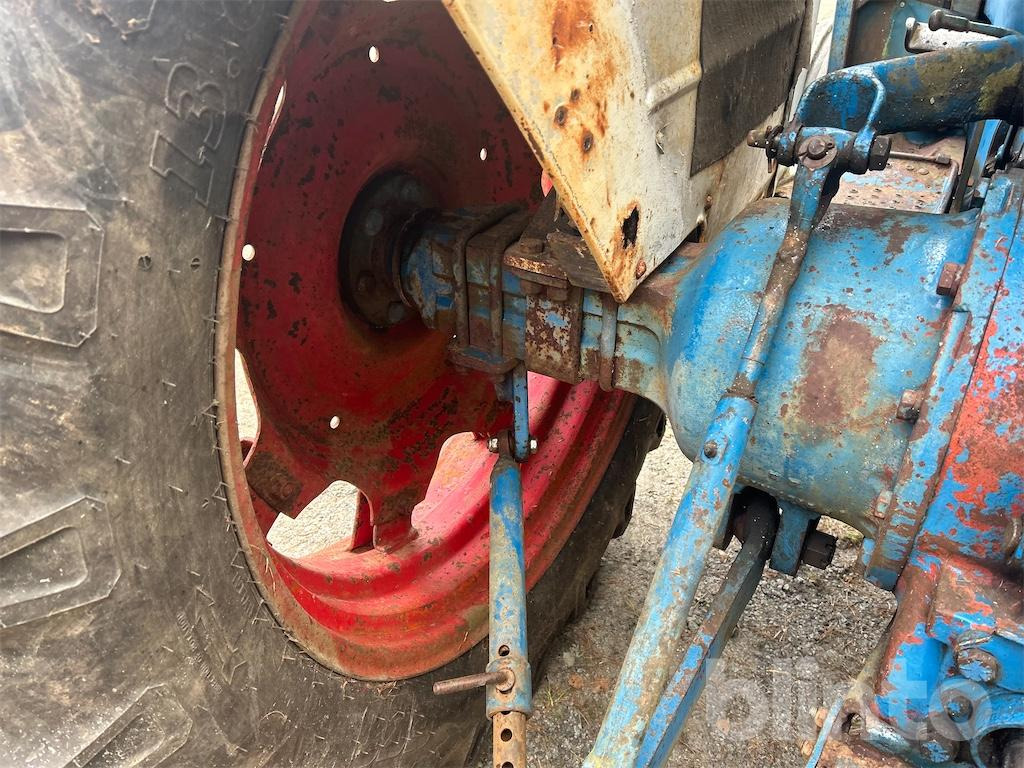 Tractor FORD 4000: foto 41