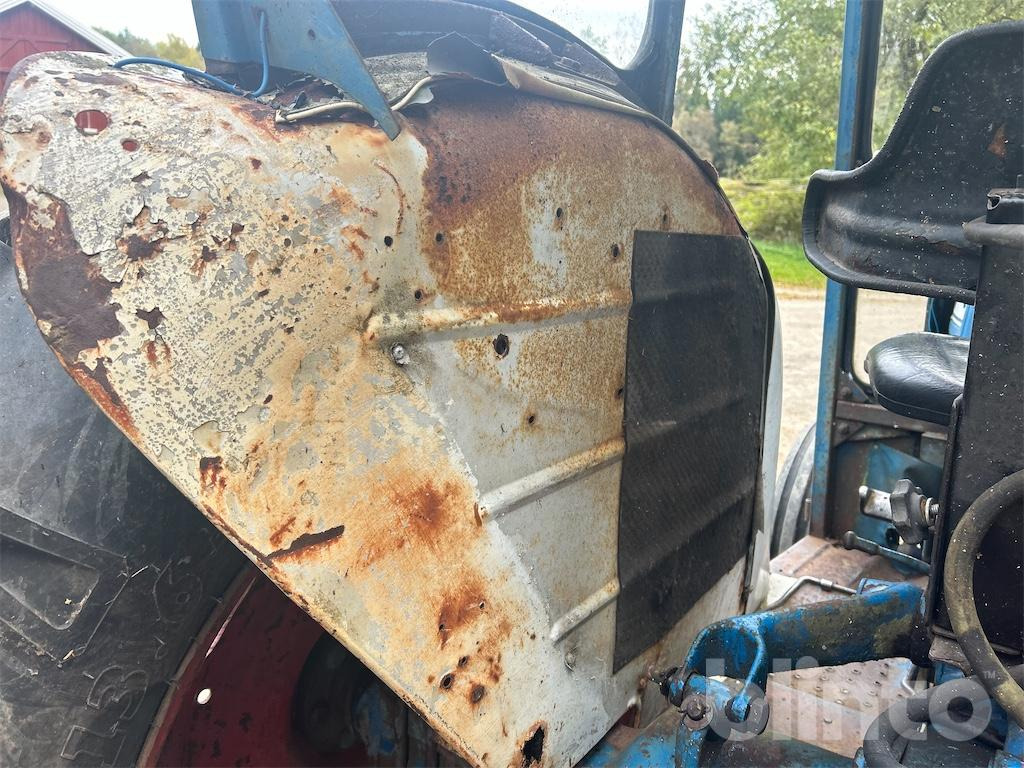 Tractor FORD 4000: foto 46