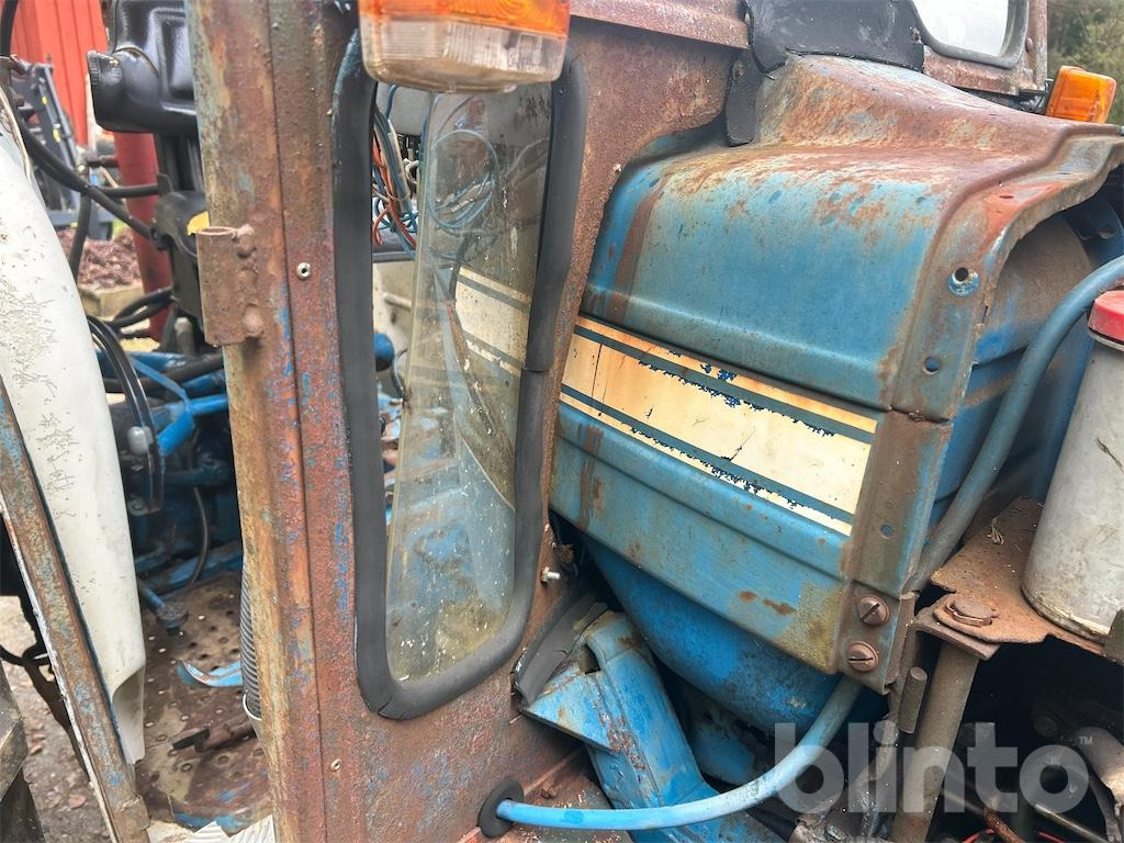 Tractor FORD 4000: foto 33