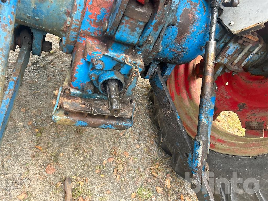 Tractor FORD 4000: foto 45