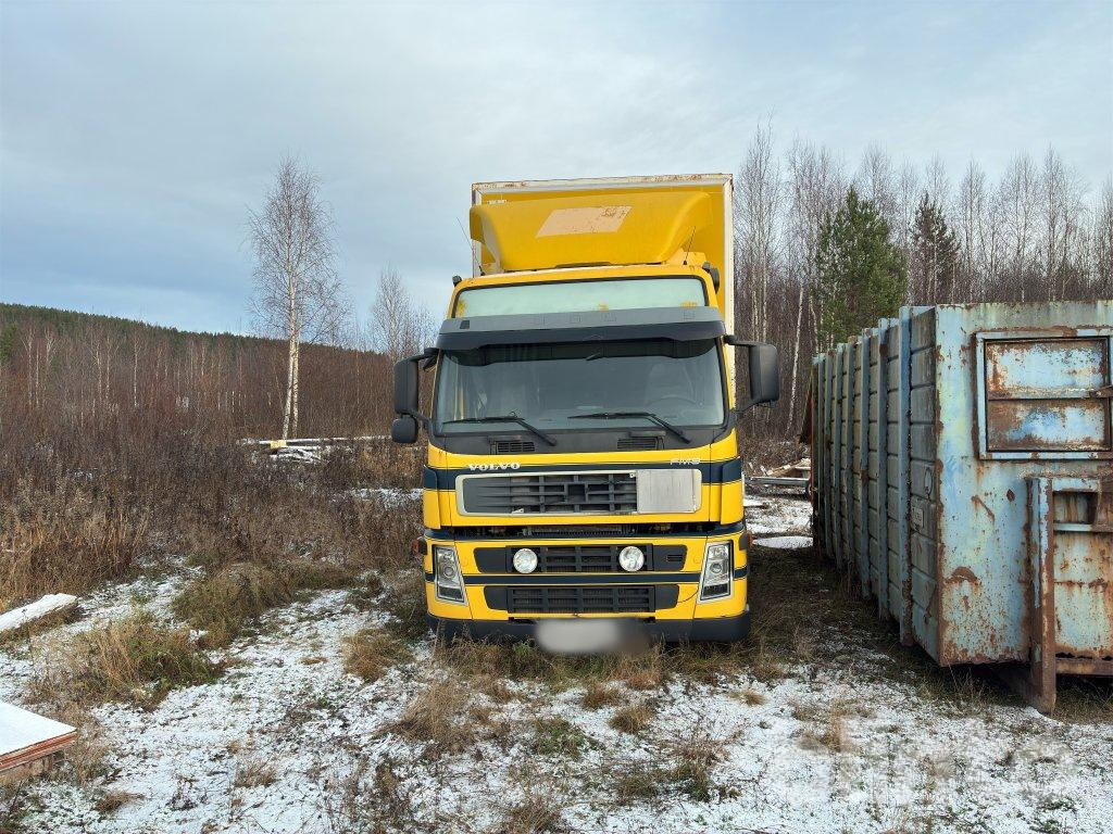 VOLVO FM9 6X2 - Camión caja cerrada: foto 2 VOLVO FM9 6X2 - Camión caja cerrada: foto 2