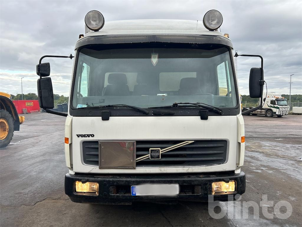Volvo FL611 4x2 - Nybesiktigad - Camión caja cerrada: foto 2 Volvo FL611 4x2 - Nybesiktigad - Camión caja cerrada: foto 2