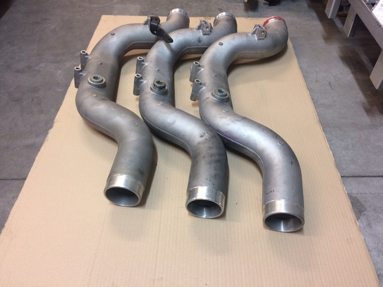 TUBO MANDATA ARIA DI CARICA MAN 51094115165 - Tubo de admisión de aire para Camión: foto 3 TUBO MANDATA ARIA DI CARICA MAN 51094115165 - Tubo de admisión de aire para Camión: foto 3