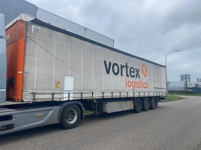 Schmitz Cargobull schuifzeil/dak 3 asser , schijfremmen , paletkist - Semirremolque lona: foto 1 Schmitz Cargobull schuifzeil/dak 3 asser , schijfremmen , paletkist - Semirremolque lona: foto 1